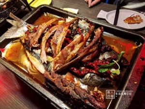 中和美食｜上海烤魚品牌「水貨烤魚」超霸氣熊掌烤魚、手撕雞、一爐兩吃