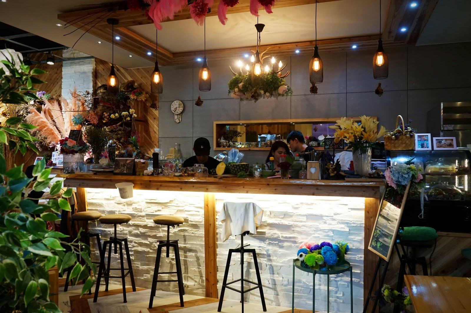 新竹最強花牆咖啡廳【荷芙亭】當季水果塔、香草烤雞好吃又好拍 (附菜單)