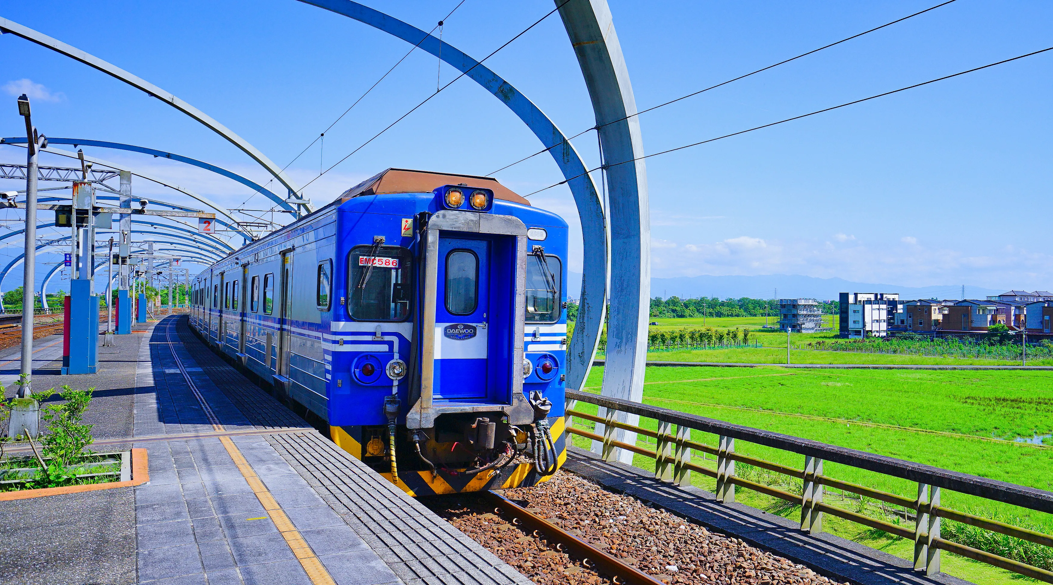 冬山車站攝影》宜蘭最美車站，綠色隧道+瓜棚車站造型