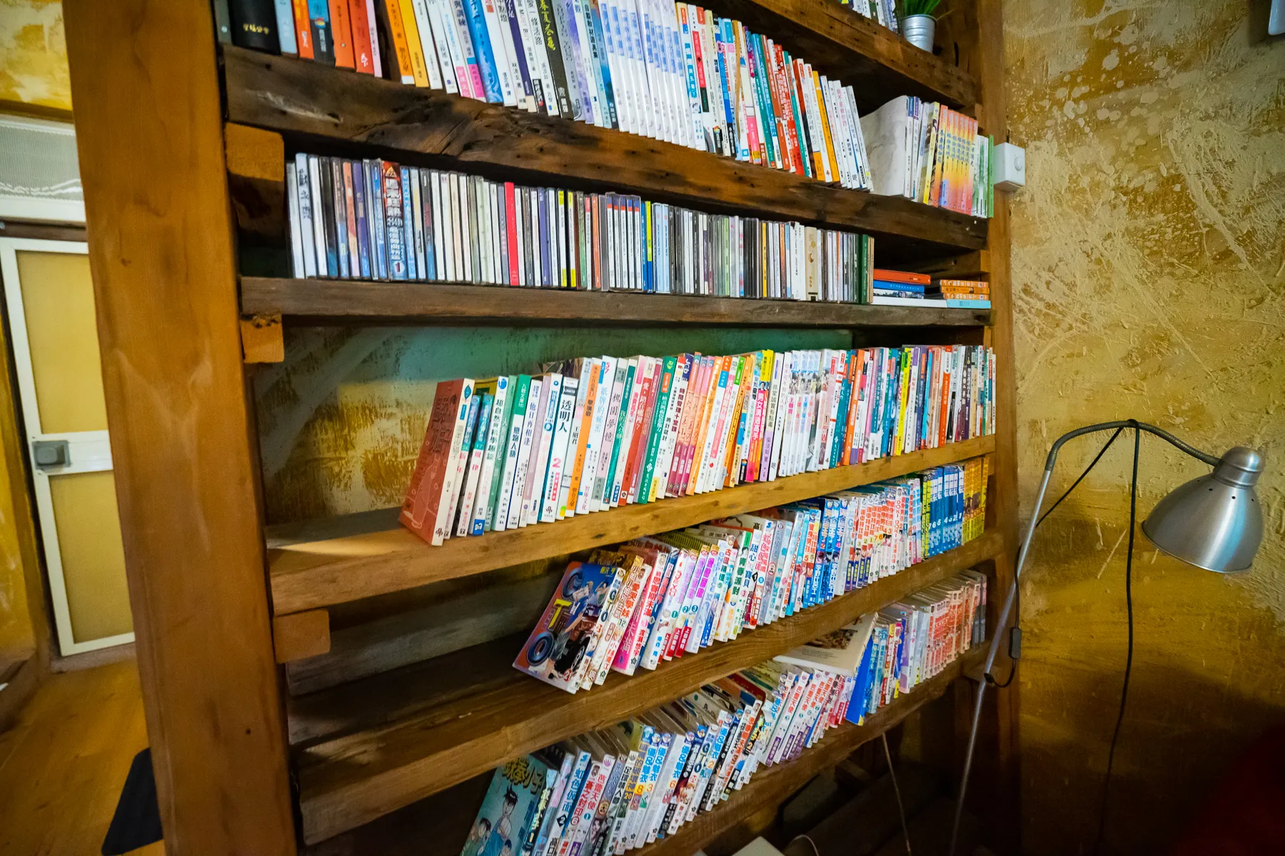 最讓我喜歡的就是客廳整面的書牆，各種小說、漫畫、散文、童書一本本堆起，非常壯觀！