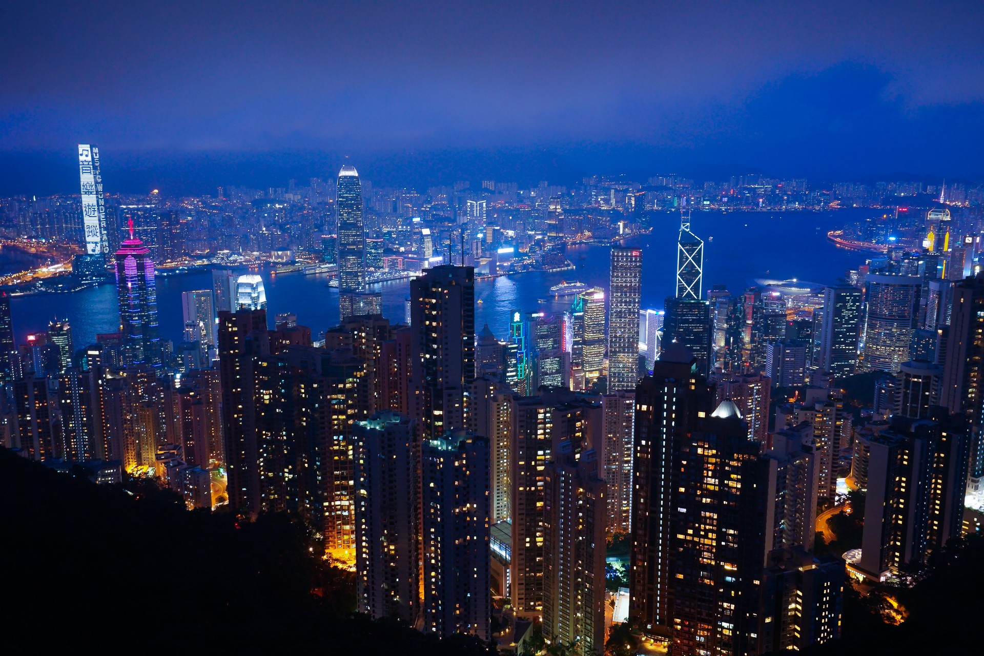 站在552米海拔的太平山上往下看，真的會被香港這個都市叢林的景色震懾，