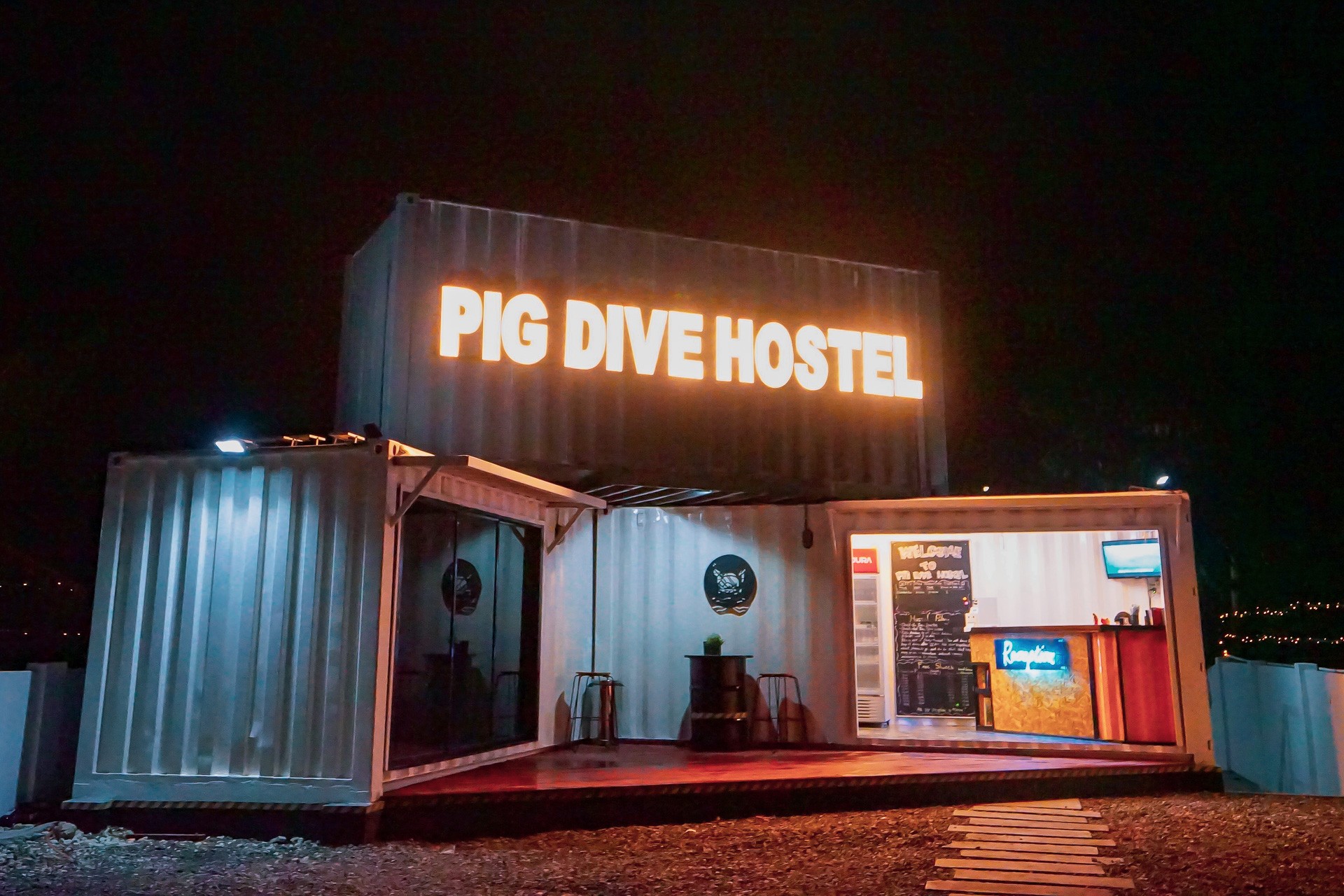 宿霧墨寶住宿》Pig dive hostel-台灣人開的墨寶背包客棧 絕美白色貨櫃屋