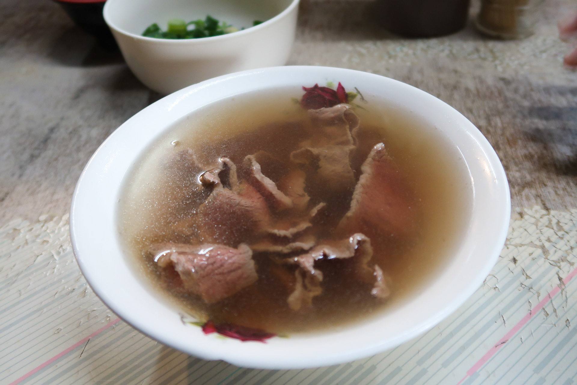 陳記善化牛肉湯》在地人推薦！隱藏灣裡市場的超好喝鮮嫩牛肉湯