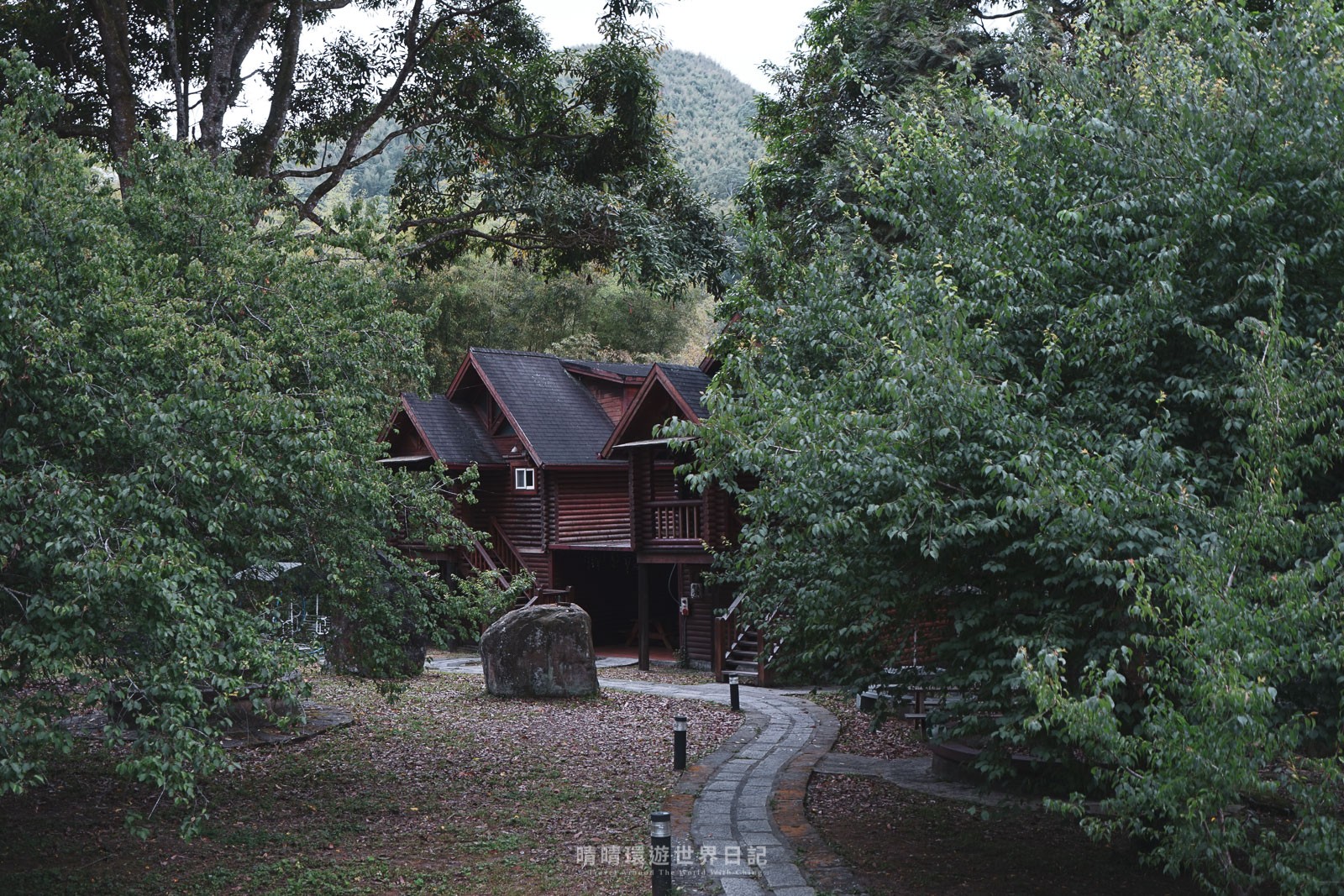 金台灣山莊》藏於森林中的溪頭民宿，住進夢幻森林小木屋(一泊二食、臨近妖怪村)
