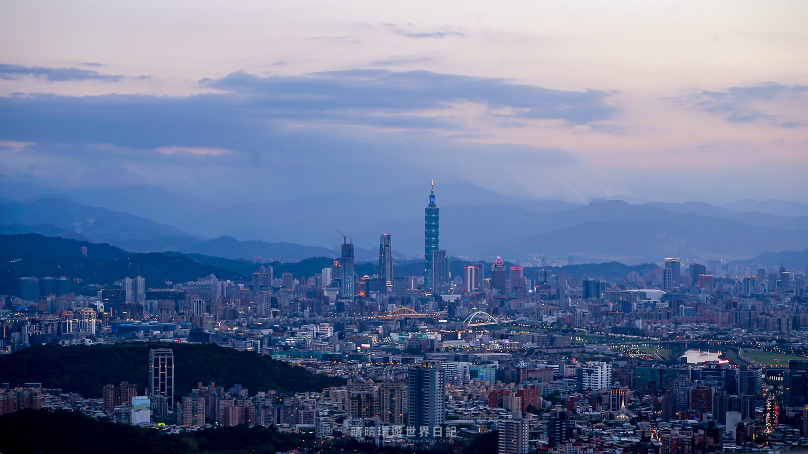 碧山巖夜景》內湖夜景最佳景觀，遠眺101與台北夜之美