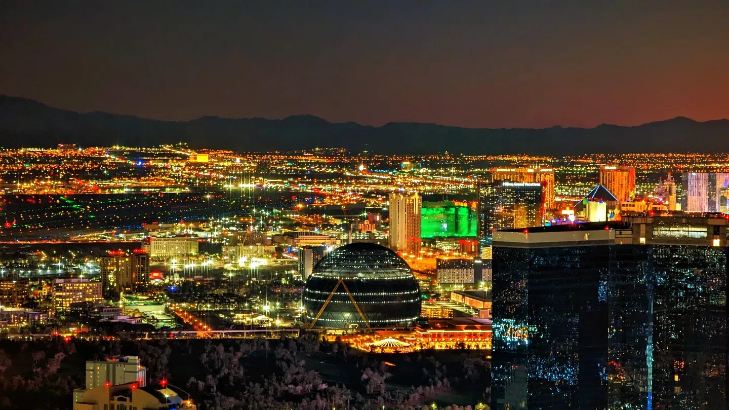 拉斯維加斯夜景】The STRAT 雲霄酒店觀景台攻略：門票現省$10美金、最佳拍攝點與The Sphere 視角