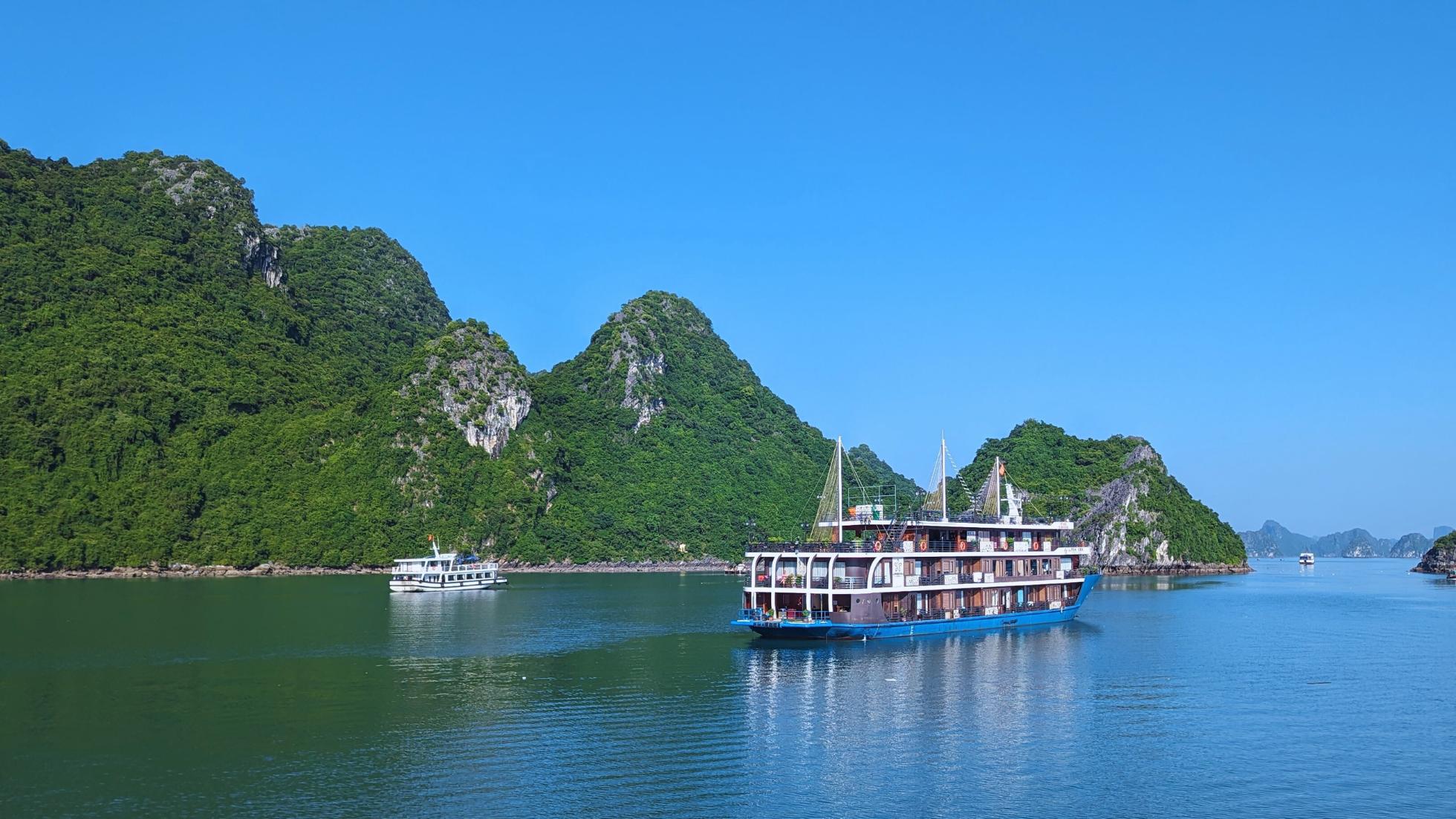 這篇「下龍灣旅遊資料總集篇」，收羅完整的下龍灣資料，包含地理位置、傳說、三大海灣特色、交通、玩法等等，是一篇「行前攻略」，而非實際造訪的遊記，適合準備出發前往下龍灣的朋友。
