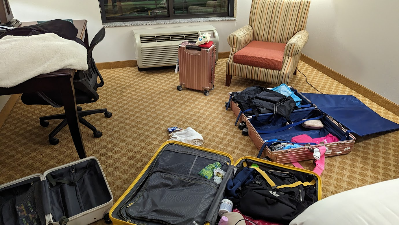 房間地板空間非常充裕，我們兩個29吋大行李箱可以完全攤平在地上 安大略機場住宿推薦 Country Inn & Suites by Radisson